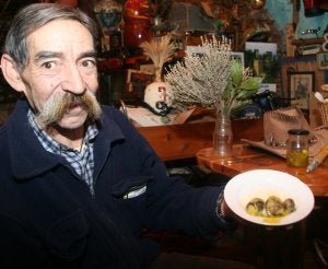 Felipe, en la bodega de su propiedad, con uno de los platos elaborados con trufa blanca. :: R. URRUTIA/
