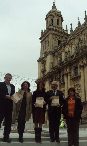 Alcaldes de Jaén, Úbeda y Baeza, y responsables de Cultura de la Junta, ayer ante la Catedral jienense. :: IDEAL/