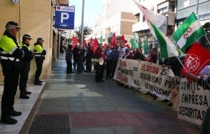 Los trabajadores de Securitas se concentraron ayer frente al Ayuntamiento de El Ejido para pedir la dimisión de Enciso. :: M. A. D./