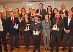 Foto de familia de los premiados y representantes de las instituciones. :: FOTOS: ALFREDO AGUILAR/