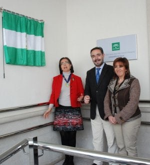 La alcaldesa, Felipe López y la delegada de salud. :: IDEAL/