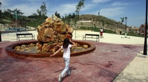 Unas niñas juegan en el nuevo parque. :: FRANCIS J. CANO/