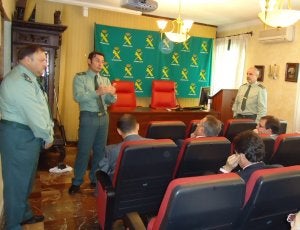 El comandante Antonio García de los Reyes (centro) explica a las empresas el plan Coopera. :: J. E. P./