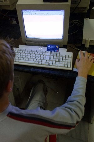 Un niño navega por Internet. :: IDEAL/