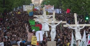 Un momento de la manifestación celebrada ayer, a su paso por la Gran Vía de la capital. :: ALFREDO AGUILAR/