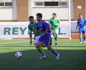 Félix conduce el balón en el centro del campo. :: MERCEDES M./
