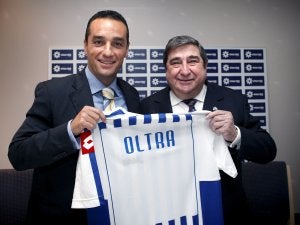 Oltra (i) muestra la camiseta del Deportivo junto a Lendoiro. ::
EFE/