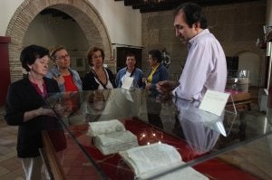 Algunas personas se informan sobre algunas de las publicaciones expuestas. :: CELIA MONDÉJAR/