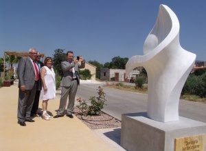 El consejero de Empleo, Manuel Recio, fotografía la obra ganadora. :: EMA/