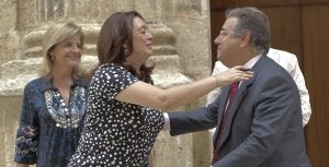 Mar Moreno felicita el pasado mayo en el Parlamento a Zoido por haber ganado las municipales en Sevilla delante de la también alcaldesa del PP, Esperanza Oña. :: FERRERAS. EFE/