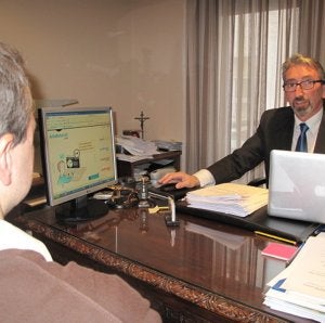 José Cueto explica la iniciativa a un cliente potencial de actanotarial.com. :: R. QUESADA/