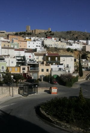 El Castillo observa desde su atalaya las viviendas del barrio. :: FRANCIS J. CANO/