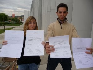 Alumnos de una de las academias muestran las renuncias a las prácticas. :: ALFREDO AGUILAR/