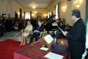 La boda del exalcalde, Jesús Quero, oficiada por Moratalla (siendo alcalde), fue de las primeras celebradas en los palacios municipales, en este caso en el Carmen de los Mártires. :: IDEAL/