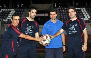 Los tres capitanes del Loja y el entrenador Fernando Estévez posan en el estadio Medina Lauxa. :: CHAPA/