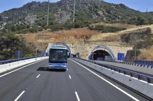 Un autobús circula por el tramo Madrid-Sevilla de la A-4, a su paso por Despeñaperros, minutos después de ser inaugurado, el pasado lunes. :: ENRIQUE/