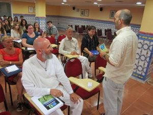 Los participantes en el curso sobre salud, con el profesor Juan Calatraba prestan atención a uno de los ponentes . :: IDEAL/