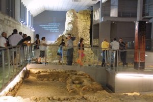 Tramo de la muralla califal de la ciudad recuperada en el enclave arqueológico Puerta de Almería. :: IDEAL/
