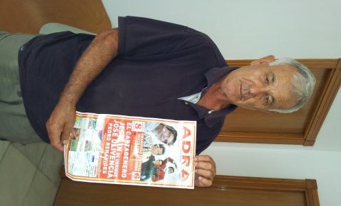 Emilio López, 'Playerito', con el cartel taurino de la feria. :: L. M./