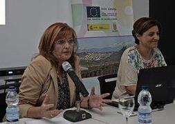 Rosa Marchal (izq) junto a Ana Loli Rubia durante la mesa redonda. :: MANUEL BÉJAR/
