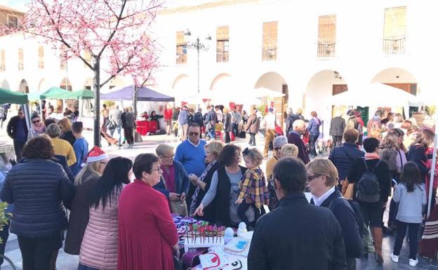 Vuelve el mercado de la Fundación Madre Trinidad Carreras a la Plaza Porticada de Berja