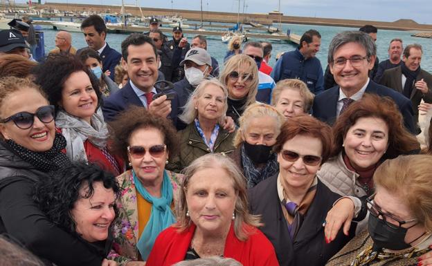 El presidente de la Junta, Juanma Moreno, este viernes en Adra, rodeado de vecinas.