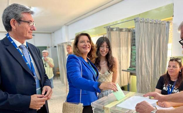 La cabeza de lista por Almería logra el aval del 48,4 por ciento de los electores en su Adra natal