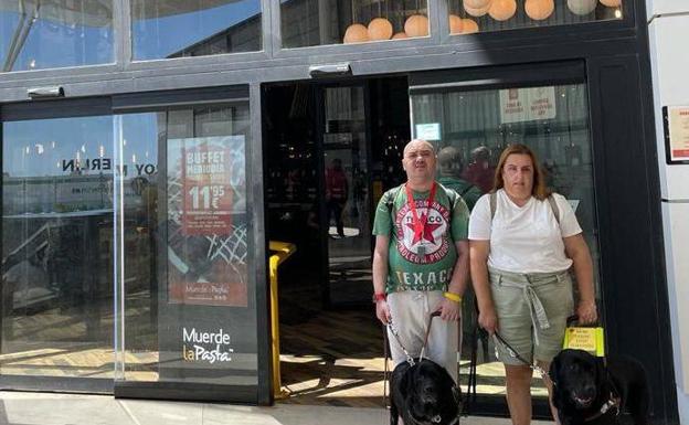 Impiden el acceso a un restaurante a dos personas ciegas con perros guía