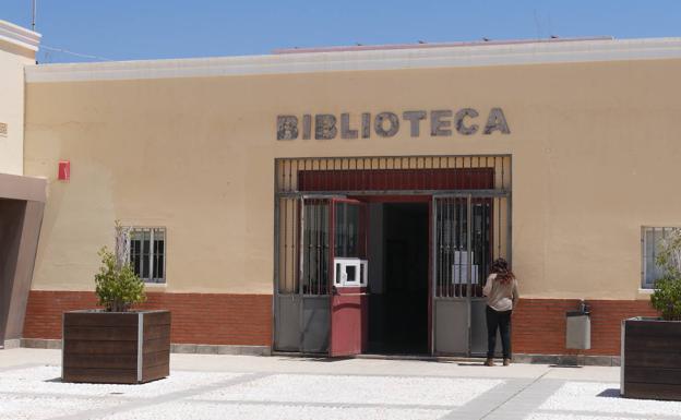 La Biblioteca Municipal de Adra celebra su día con Ana María Callejón