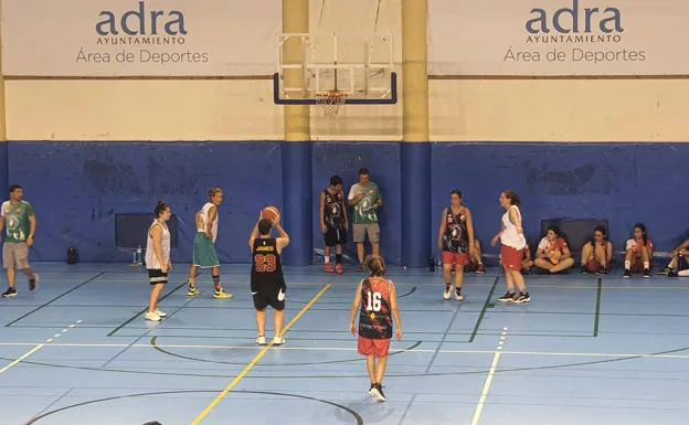 Entrenamiento de baloncesto en el Pabellón Municipal de Adra. /m.t.