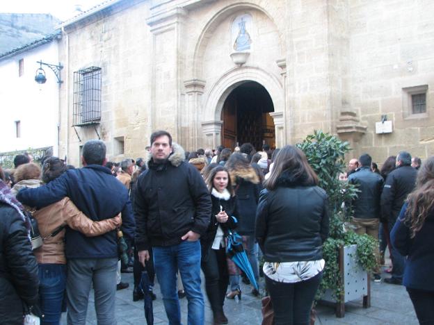 Personas esperaron a la puerta de la iglesia de las Angustias durante un par de horas. /SANTIAGO CAMPOS