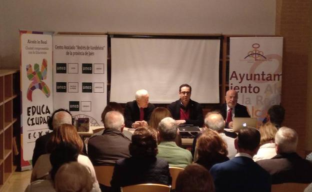 Joaquín Arias, acompañado de Andrés Medina y Carlos Hinojosa, durante su presentación. 