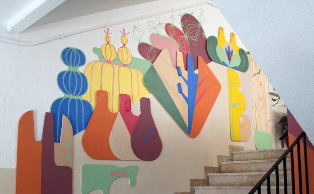 Uno de los murales que adornan la entrada del centro educativo IES Antonio de Mendoza. 