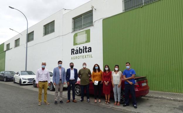 La empresa cuenta con presencia en cuatro continentes. Aquí, en Alcalá la Real, junto a los miembros del equipo de gobienro. 