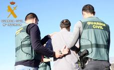 Agentes de Guardia Civil detienen al responsable confeso del apuñalamiento ocurrido el domingo./G. C.