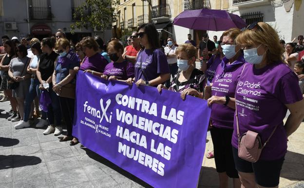 Administraciones y vecinos en el minuto de silencio convocado por el Ayuntamiento de Tíjola por la muerte de Maite, la mujer presuntamente asesinada por su marido./EFE/carlos Barba