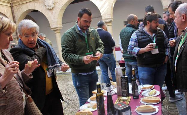 Los asistentes degustan la miel y el aceite y los madiran. /J. C. GONZÁLEZ