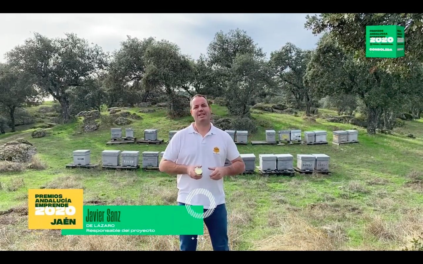 Javier Sanz explica el proceso de elaboración de la miel. /