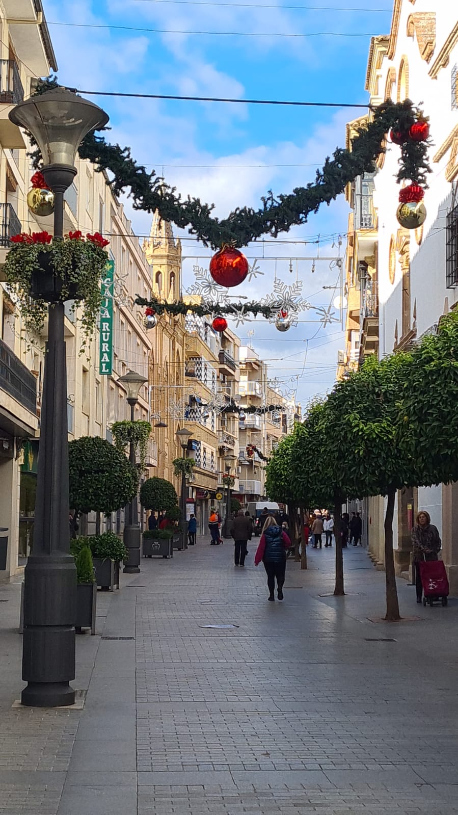Ambiente navideño en la calle Ollerías. /