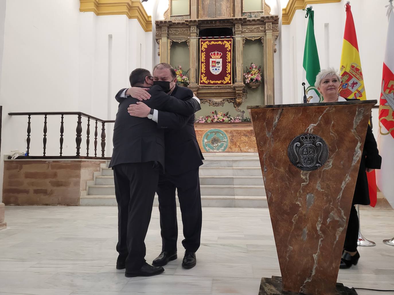 Alfredo Ybarra, visiblemente emocionado, recibe el abrazo del alcalde, Pedro Luis Rodríguez. 