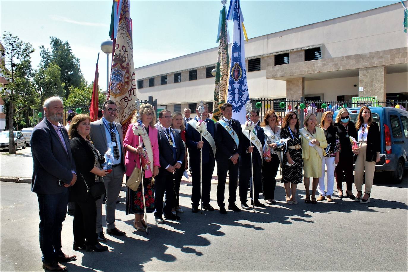 Representantes de la Cofradía Matriz, el Ayuntamiento y la Federación de Peñas en las jornada de banderas del pasado lunes. /J. C. GONZÁLEZ