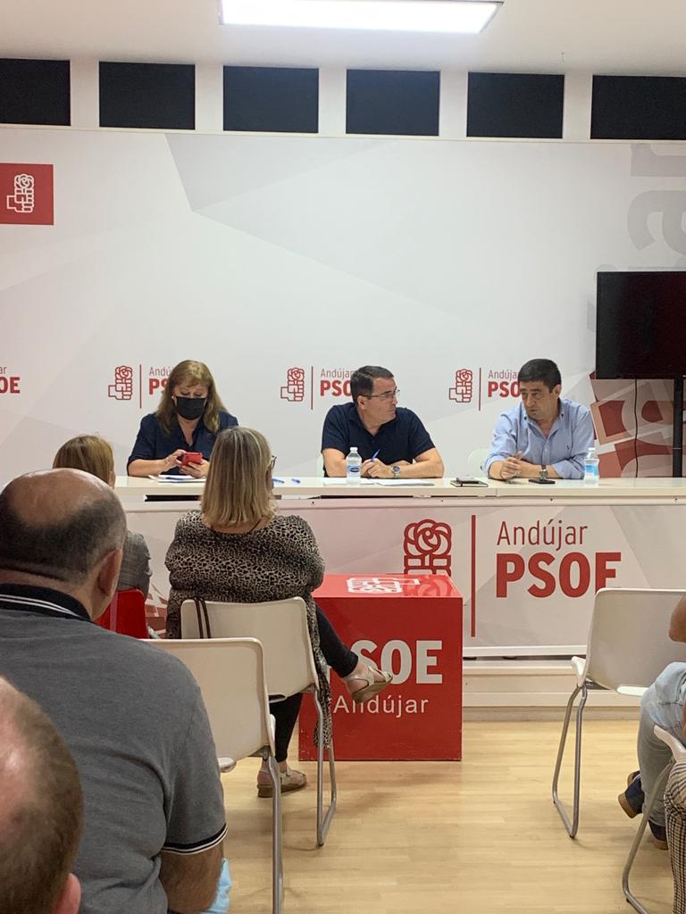 Reyes se reunió ayer con la asamblea local del PSOE. /