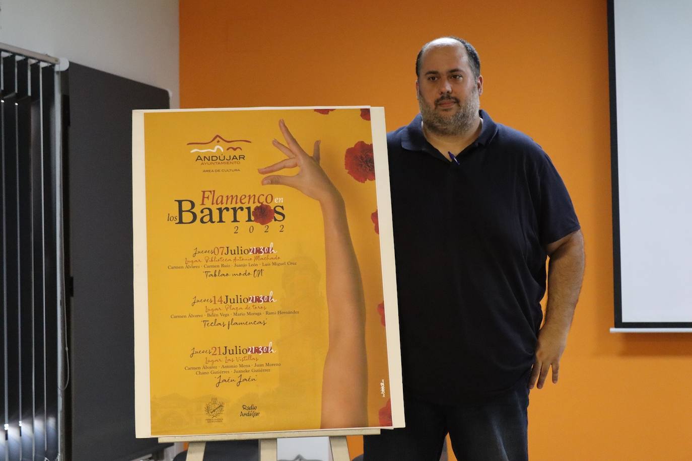 Juan Francisco Cazalilla posa con el cartel de la programación. /