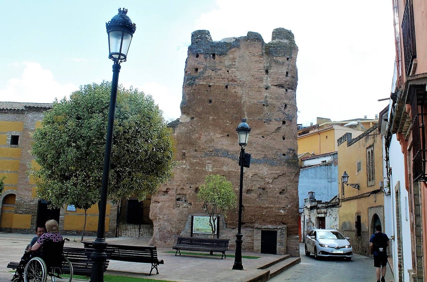 Torreón de la muralla árabe incrustado entre el Altozano La Marquesa y la calle Luis Vives. 