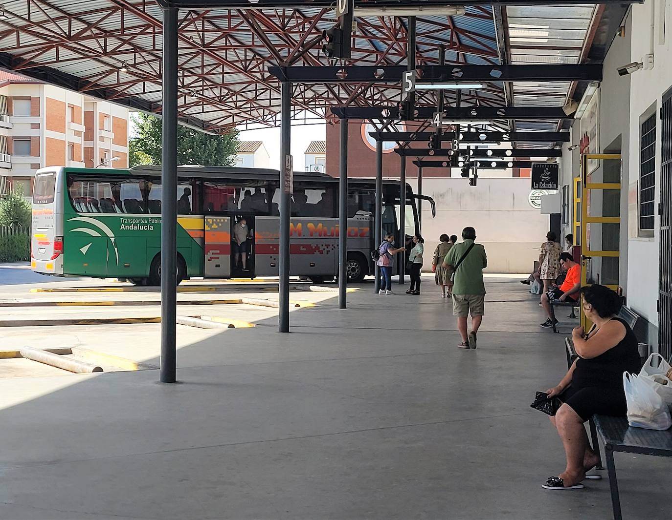 Viajeros esperan su autobús en la estación el pasado martes en la estación iliturgitana. 