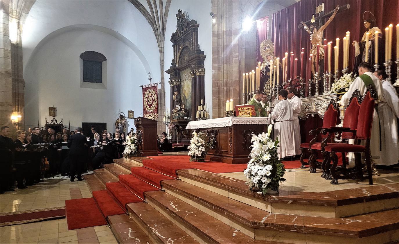 Misa conmemorativa el pasado sábado de los 75 años de la Hermandad de los Estudiantes que contó con el cántico de lujo de la coral diocesana de Toledo. /JOSÉ CARLOS GONZÁLEZ