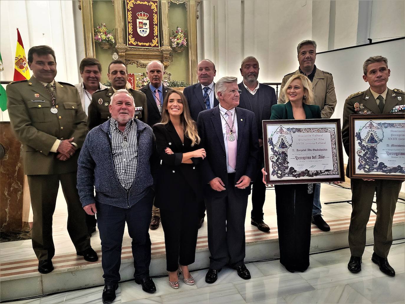 Flora González y los premiados con representantes del colectivo Peregrinos del Alba./J. C. GONZÁLEZ