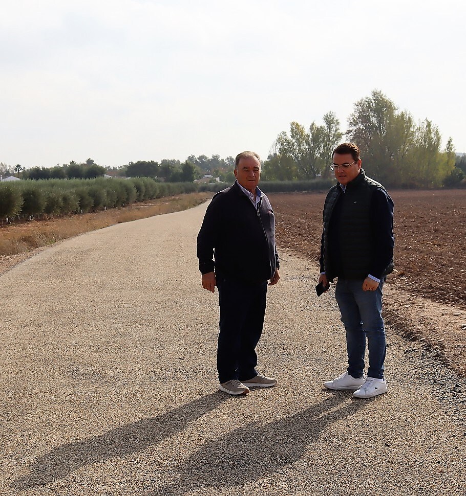 Juan Muñoz y Pedro Luis Rodríguez en uno de los caminos rehabilitados. /