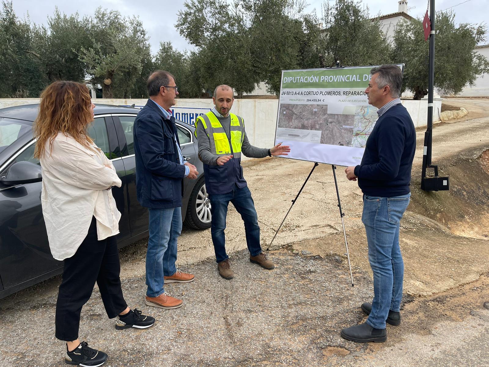 Diputación destinará más de 290.000 euros a adecuar la vía que une la A-4 con el cortijo Plomeros, en Villanueva de la Reina
