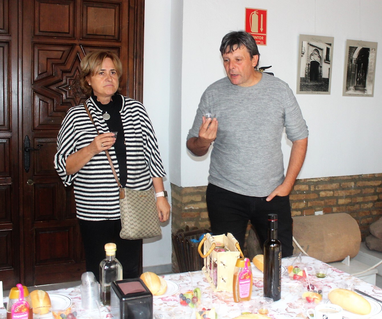 Tomás Torralba y Brígida Jiménez en una cata de miel en la pasada edición de Oleomiel. 